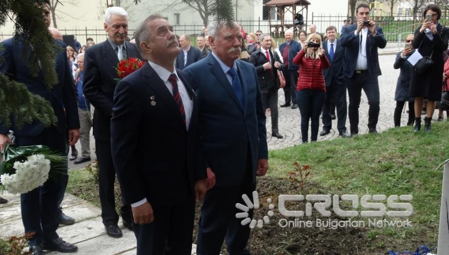 Отбелязване на Деня на космонавтиката пред паметника на Юрий Гагарин в Банкя