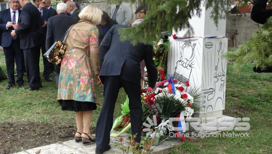 Отбелязване на Деня на космонавтиката пред паметника на Юрий Гагарин в Банкя