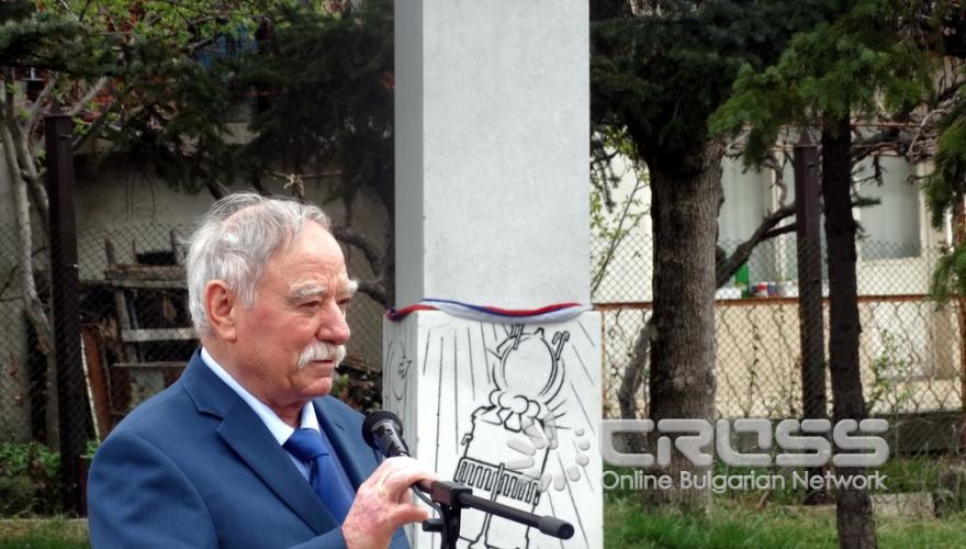 Отбелязване на Деня на космонавтиката пред паметника на Юрий Гагарин в Банкя