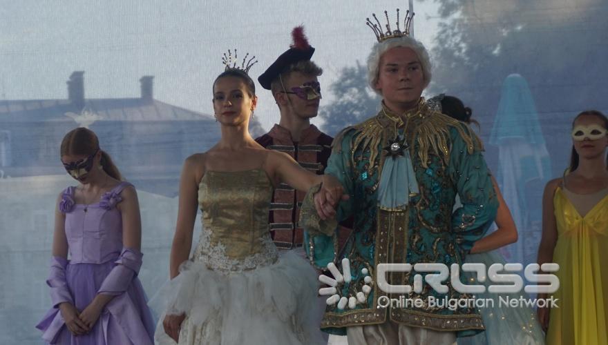 В Русе се проведе традиционният Русенски карнавал, който с времето се превърна в най-пъстрото и най-значимо събитие в културния календар на града, представляващо свободата на изявата, чрез всички форми на уличния пърформанс – шествия, танци, игри, състезания. Централната част на града се превърна в сцена, на която многобройни маскирани и талантливи участници се включиха в множество забавления и игри, придружени с атрактивни награди.