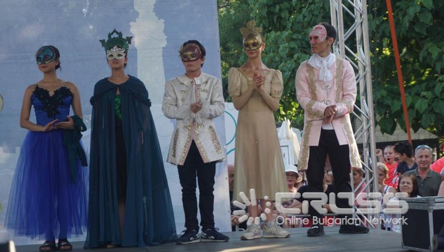 В Русе се проведе традиционният Русенски карнавал, който с времето се превърна в най-пъстрото и най-значимо събитие в културния календар на града, представляващо свободата на изявата, чрез всички форми на уличния пърформанс – шествия, танци, игри, състезания. Централната част на града се превърна в сцена, на която многобройни маскирани и талантливи участници се включиха в множество забавления и игри, придружени с атрактивни награди.