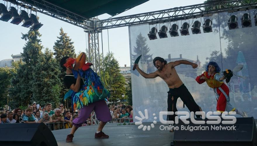 В Русе се проведе традиционният Русенски карнавал, който с времето се превърна в най-пъстрото и най-значимо събитие в културния календар на града, представляващо свободата на изявата, чрез всички форми на уличния пърформанс – шествия, танци, игри, състезания. Централната част на града се превърна в сцена, на която многобройни маскирани и талантливи участници се включиха в множество забавления и игри, придружени с атрактивни награди.