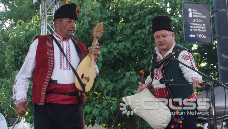 В Русе се проведе традиционният Русенски карнавал, който с времето се превърна в най-пъстрото и най-значимо събитие в културния календар на града, представляващо свободата на изявата, чрез всички форми на уличния пърформанс – шествия, танци, игри, състезания. Централната част на града се превърна в сцена, на която многобройни маскирани и талантливи участници се включиха в множество забавления и игри, придружени с атрактивни награди.