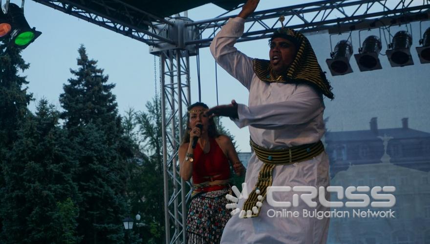 В Русе се проведе традиционният Русенски карнавал, който с времето се превърна в най-пъстрото и най-значимо събитие в културния календар на града, представляващо свободата на изявата, чрез всички форми на уличния пърформанс – шествия, танци, игри, състезания. Централната част на града се превърна в сцена, на която многобройни маскирани и талантливи участници се включиха в множество забавления и игри, придружени с атрактивни награди.