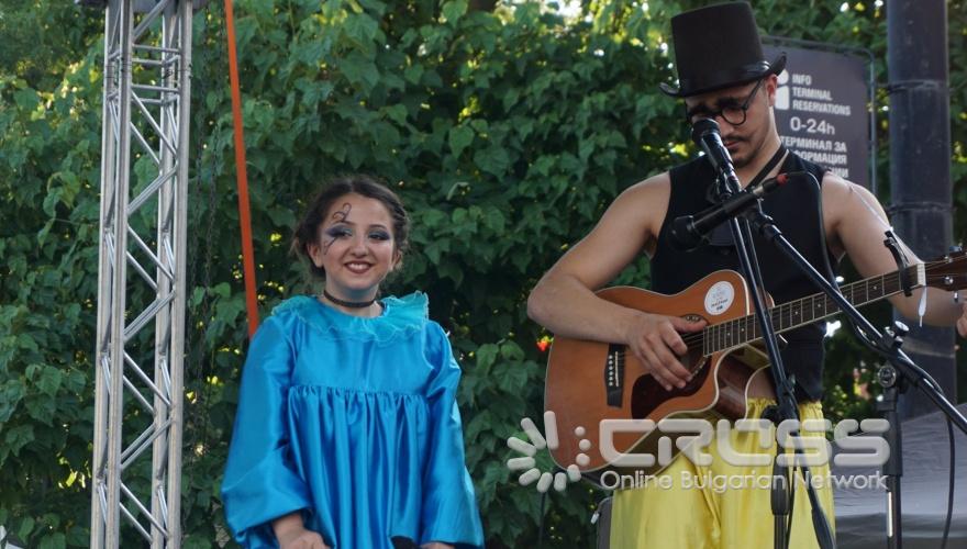 В Русе се проведе традиционният Русенски карнавал, който с времето се превърна в най-пъстрото и най-значимо събитие в културния календар на града, представляващо свободата на изявата, чрез всички форми на уличния пърформанс – шествия, танци, игри, състезания. Централната част на града се превърна в сцена, на която многобройни маскирани и талантливи участници се включиха в множество забавления и игри, придружени с атрактивни награди.