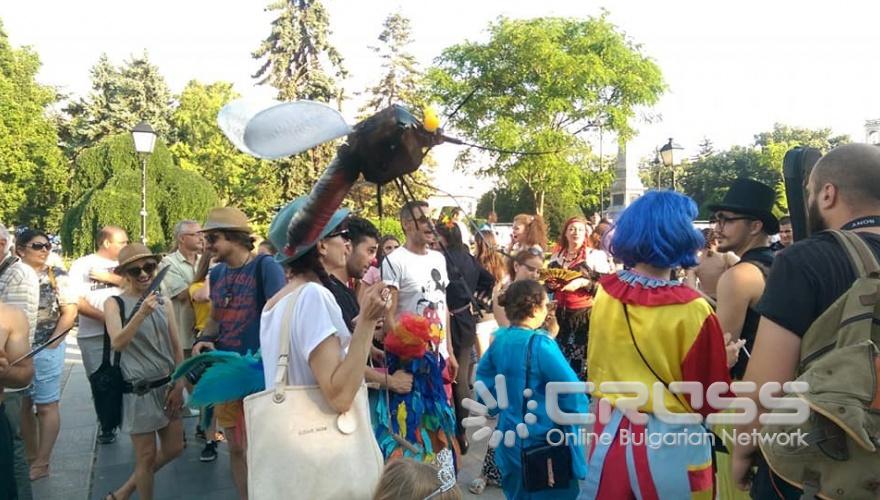 В Русе се проведе традиционният Русенски карнавал, който с времето се превърна в най-пъстрото и най-значимо събитие в културния календар на града, представляващо свободата на изявата, чрез всички форми на уличния пърформанс – шествия, танци, игри, състезания. Централната част на града се превърна в сцена, на която многобройни маскирани и талантливи участници се включиха в множество забавления и игри, придружени с атрактивни награди.