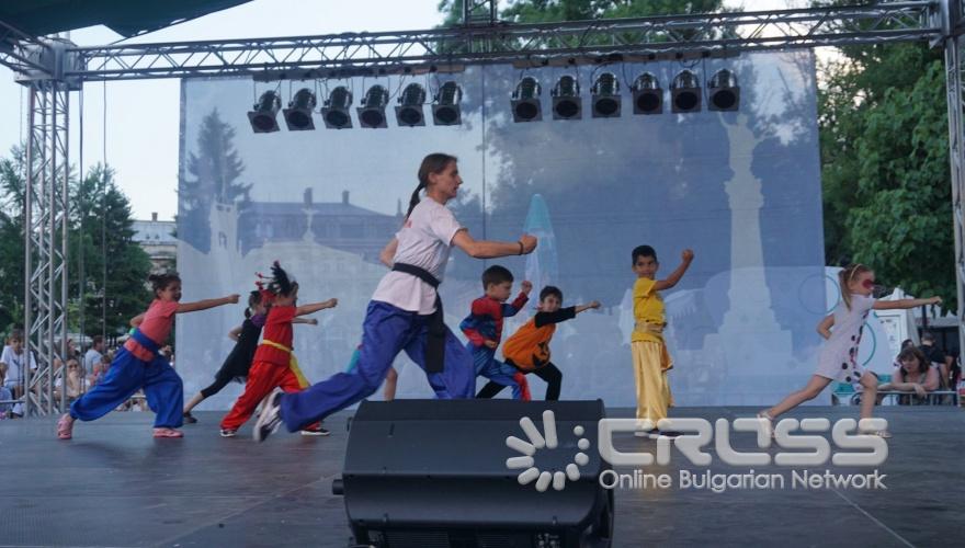 В Русе се проведе традиционният Русенски карнавал, който с времето се превърна в най-пъстрото и най-значимо събитие в културния календар на града, представляващо свободата на изявата, чрез всички форми на уличния пърформанс – шествия, танци, игри, състезания. Централната част на града се превърна в сцена, на която многобройни маскирани и талантливи участници се включиха в множество забавления и игри, придружени с атрактивни награди.