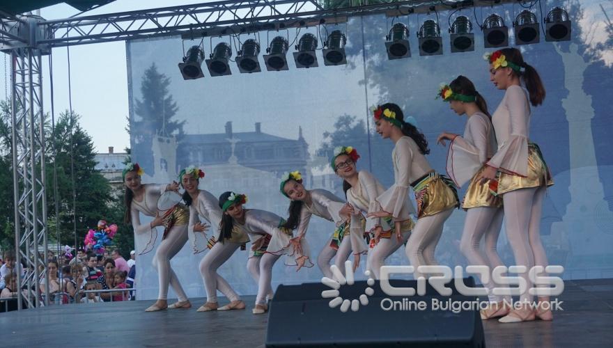 В Русе се проведе традиционният Русенски карнавал, който с времето се превърна в най-пъстрото и най-значимо събитие в културния календар на града, представляващо свободата на изявата, чрез всички форми на уличния пърформанс – шествия, танци, игри, състезания. Централната част на града се превърна в сцена, на която многобройни маскирани и талантливи участници се включиха в множество забавления и игри, придружени с атрактивни награди.