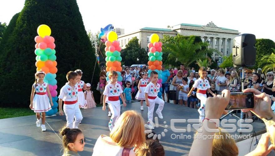 В Русе се проведе традиционният Русенски карнавал, който с времето се превърна в най-пъстрото и най-значимо събитие в културния календар на града, представляващо свободата на изявата, чрез всички форми на уличния пърформанс – шествия, танци, игри, състезания. Централната част на града се превърна в сцена, на която многобройни маскирани и талантливи участници се включиха в множество забавления и игри, придружени с атрактивни награди.