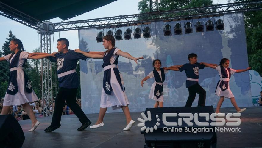 В Русе се проведе традиционният Русенски карнавал, който с времето се превърна в най-пъстрото и най-значимо събитие в културния календар на града, представляващо свободата на изявата, чрез всички форми на уличния пърформанс – шествия, танци, игри, състезания. Централната част на града се превърна в сцена, на която многобройни маскирани и талантливи участници се включиха в множество забавления и игри, придружени с атрактивни награди.