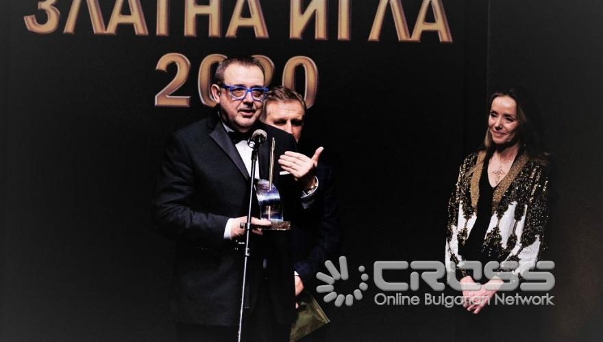  Проф. Любомир Стойков връчва статуетката на Мириам де Унгрия.