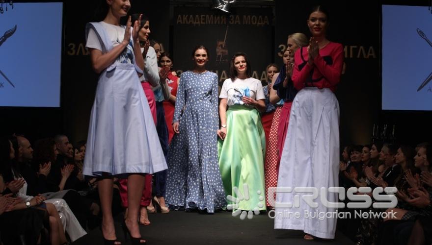  Диляна Матеева заедно с моделите, които представиха нейната колекция.