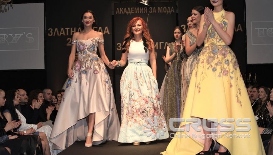 Тери Караиванова заедно с моделите, които представиха нейната колекция.