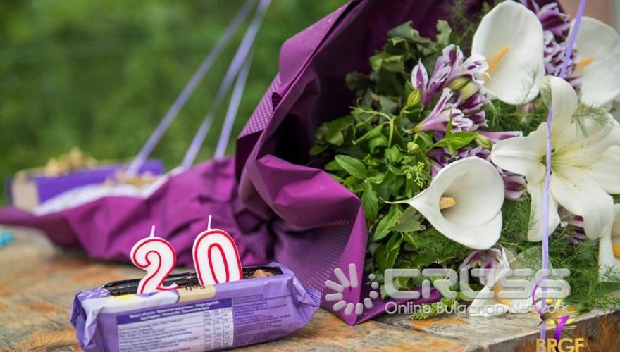 Заниманията на открито с кондиционния треньор  Цветелина Кирилова започнаха с отпразнуването на рождения ден на Мадлен Радуканова


Facebook: Българска федерация художествена гимнастика - Официална страница