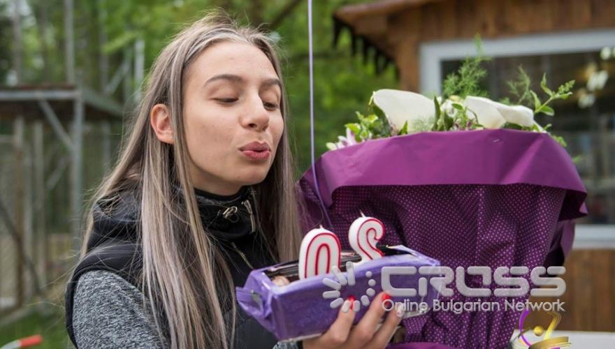 Заниманията на открито с кондиционния треньор  Цветелина Кирилова започнаха с отпразнуването на рождения ден на Мадлен Радуканова


Facebook: Българска федерация художествена гимнастика - Официална страница