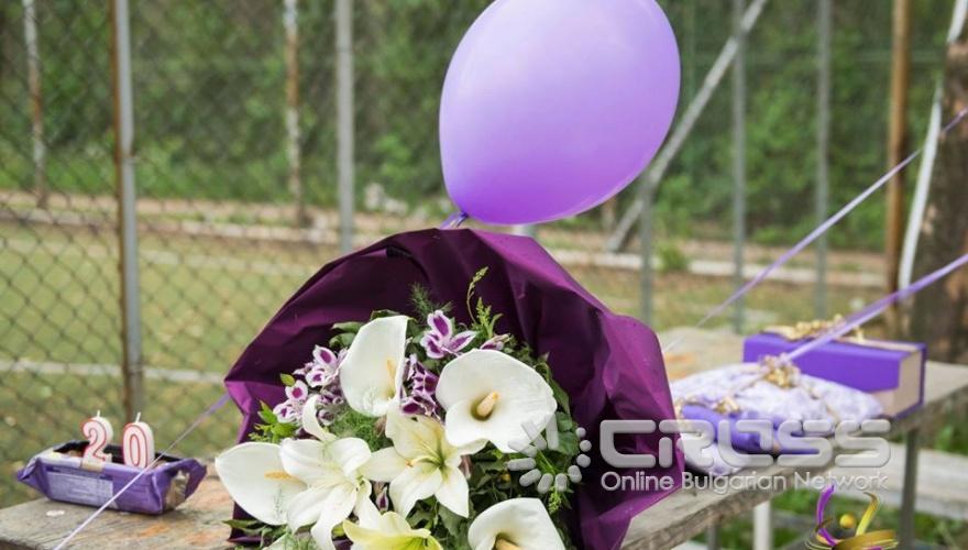 Заниманията на открито с кондиционния треньор  Цветелина Кирилова започнаха с отпразнуването на рождения ден на Мадлен Радуканова


Facebook: Българска федерация художествена гимнастика - Официална страница