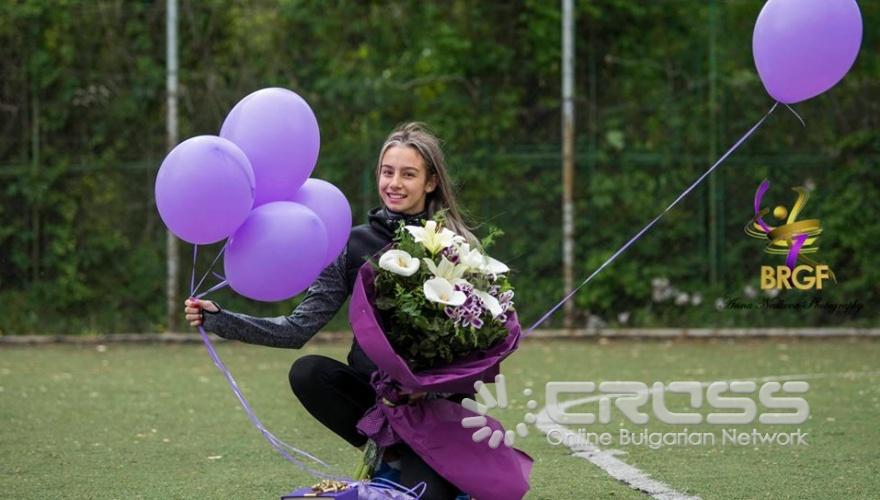 Заниманията на открито с кондиционния треньор  Цветелина Кирилова започнаха с отпразнуването на рождения ден на Мадлен Радуканова


Facebook: Българска федерация художествена гимнастика - Официална страница