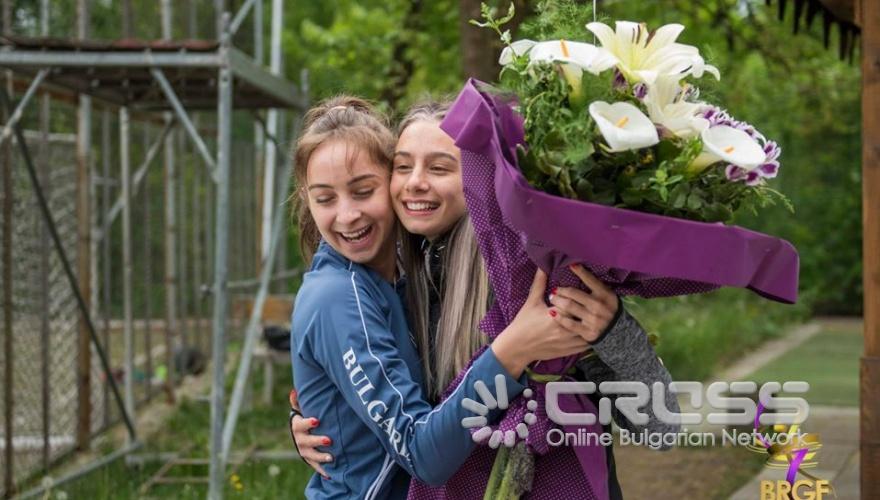 Заниманията на открито с кондиционния треньор  Цветелина Кирилова започнаха с отпразнуването на рождения ден на Мадлен Радуканова


Facebook: Българска федерация художествена гимнастика - Официална страница