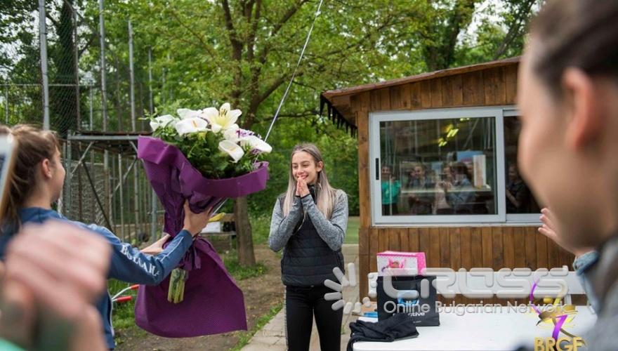 Заниманията на открито с кондиционния треньор  Цветелина Кирилова започнаха с отпразнуването на рождения ден на Мадлен Радуканова


Facebook: Българска федерация художествена гимнастика - Официална страница