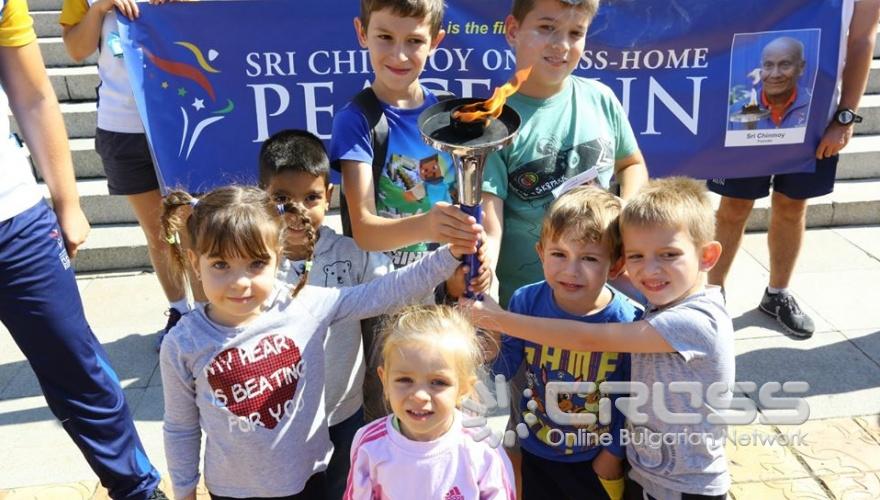 Пробегът на мира е международна щафета, посветена на хармонията и единството между хората от цял свят. 

От ръка на ръка и от държава на държава чрез него се предава Факелът на мира, който от март до октомври тази година трябваше да обиколи цяла Европа.


Facebook: Пробег на мира • Peace Run