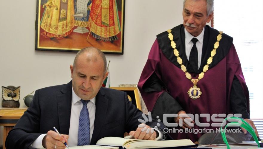 Румен Радев откри учебната година във Великотърновския университет 