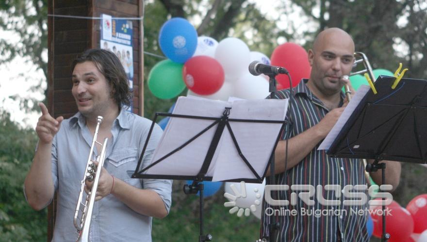 Днес,13 август,се проведе изложение и латино-концерт на откритата сцена в Борисовата градина с Калин Вельов. Поводът е Международния ден на младежта. 
