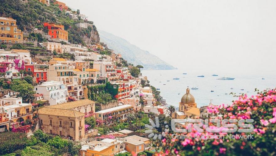 В света има няколко дестинации, които попадат в списъка на всеки пътешественик, а крайбрежието на Амалфи е една от тях. От легендарния Позитано до върха на хълма Равело, блясъкът на най-известния полуостров в Италия е неустоим. 