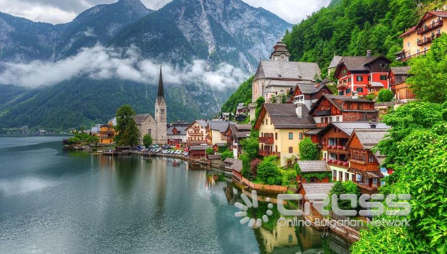 Това малко селце от желязната епоха се разлива по склон до бреговете на езерото Халщат и е заобиколено от планини от всички страни, където живописни пътеки поемат в ледниците в района и невероятна есенна зеленина в различните сезони. Зимата там е изключително красива, особено когато снегът покрива алпийските къщи и бароковите църкви, а коледният пазар завзема главния площад.