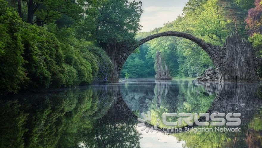 През 1860 г. местен рицар в Кромлау, сега част от парк Кромлауер, поръча този сводест мост с надеждата, че водното отражение под него ще създаде илюзията за перфектен кръг . 