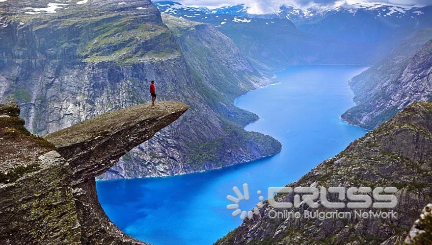 В целия норвежки фиорд няма нито един грозен кът, но някои походи надминават други. Един от тях е взискателният поход от 16,8 мили (двупосочно пътуване) до Тролтунга (което означава „езикът на трола“), скална формация, стърчаща над езерото Рингедалсватнет.