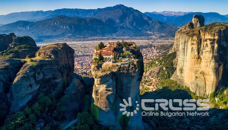 Към днешна дата само четири от 24-те оригинални манастира на Метеора от 11-ти век, които са построени върху кули от пясък, за да ги предпазят от грабители през средновековието. 