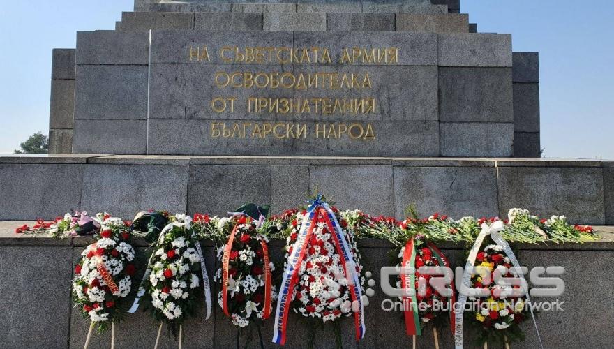 Поднасяне на цветя на паметника на съветската армия

***сн. Посолство на Русия