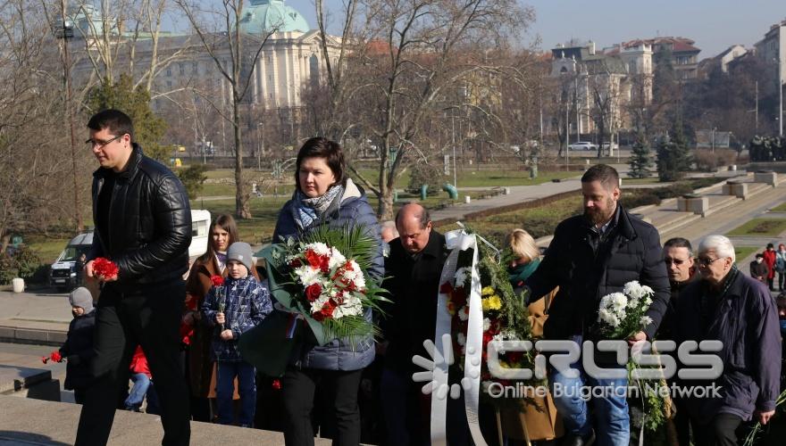 Поднасяне на цветя на паметника на съветската армия

***сн. РКИЦ