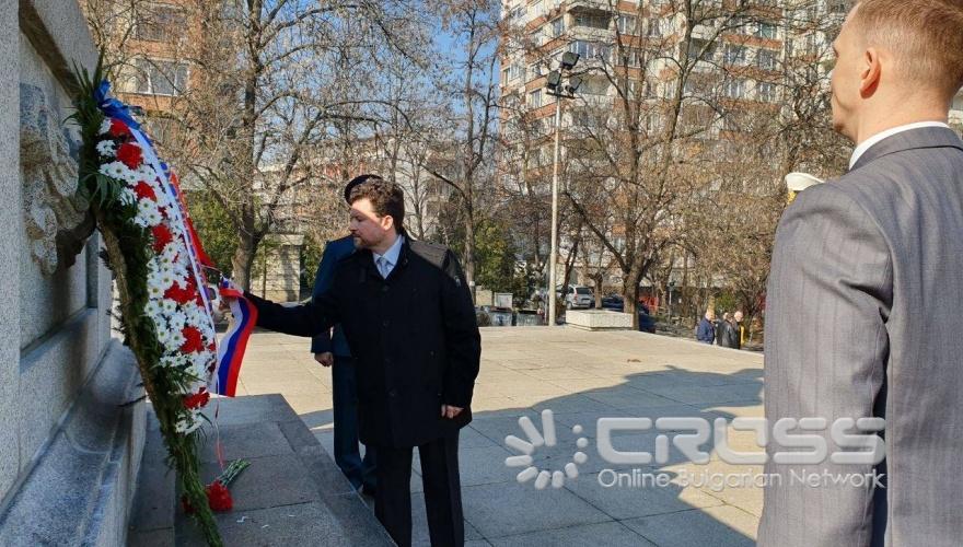 Поднасяне на цветя на Паметник-костница на Съвестката армия в кв. Лозенец

***сн. Посолство на Русия