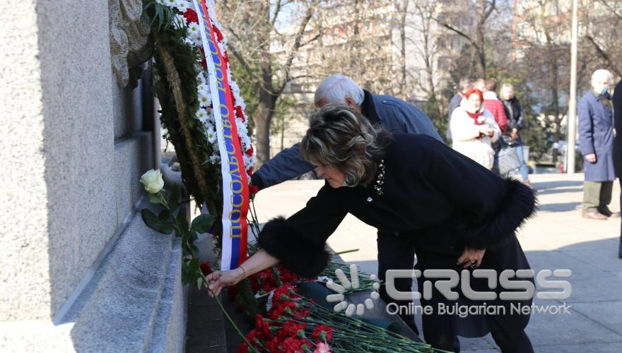 Поднасяне на цветя на Паметник-костница на Съвестката армия в кв. Лозенец

***сн.  РКИЦ