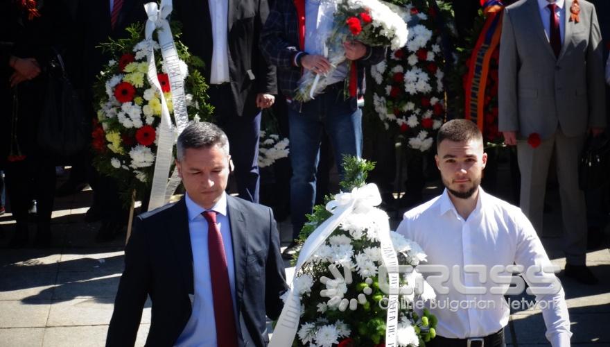 Поднасяне на венци и цветя пред паметника на Съветската армия