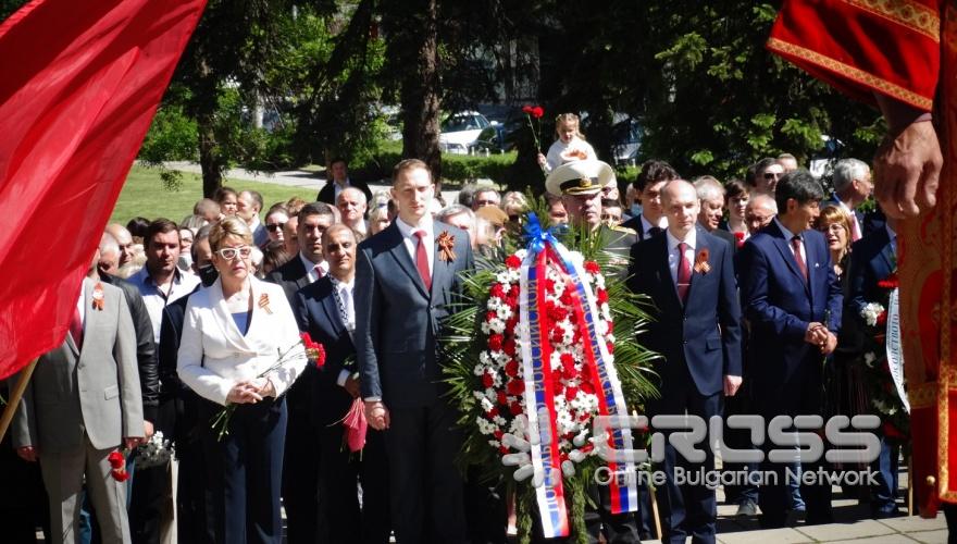 Поднасяне на венци и цветя