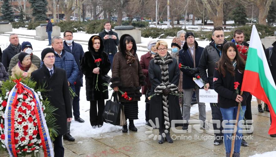 Поднасяне на венци и цветя пред Паметника на Съветската армия #Ние помним#