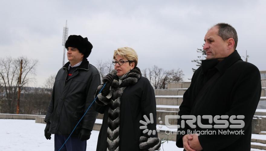 Поднасяне на венци и цветя пред Паметника на Съветската армия #Ние помним#