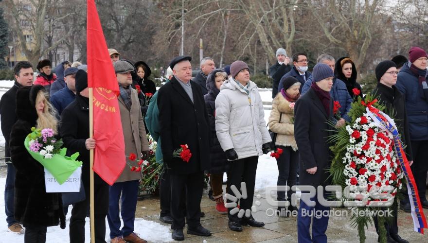 Поднасяне на венци и цветя пред Паметника на Съветската армия #Ние помним#