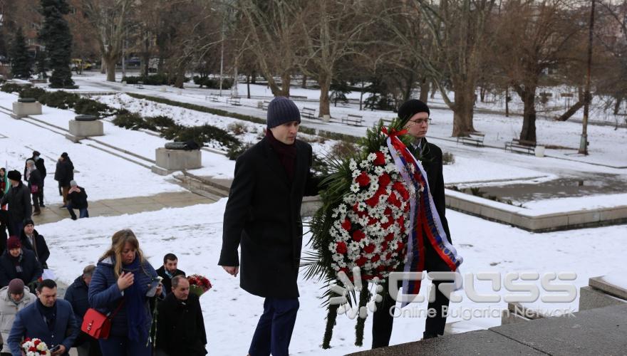 Поднасяне на венци и цветя пред Паметника на Съветската армия #Ние помним#