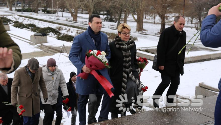 Поднасяне на венци и цветя пред Паметника на Съветската армия #Ние помним#