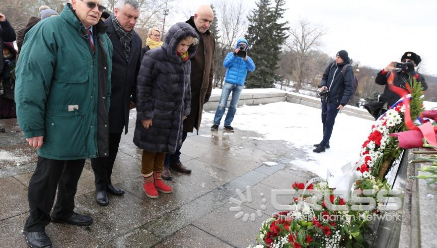 Поднасяне на венци и цветя пред Паметника на Съветската армия #Ние помним#