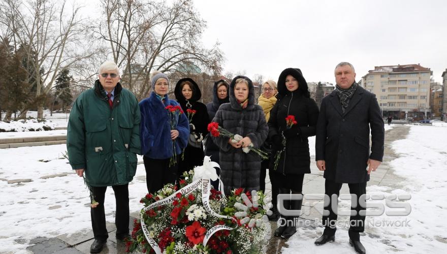 Поднасяне на венци и цветя пред Паметника на Съветската армия #Ние помним#