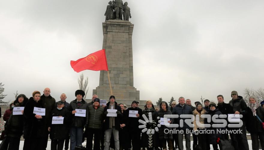 Поднасяне на венци и цветя пред Паметника на Съветската армия #Ние помним#