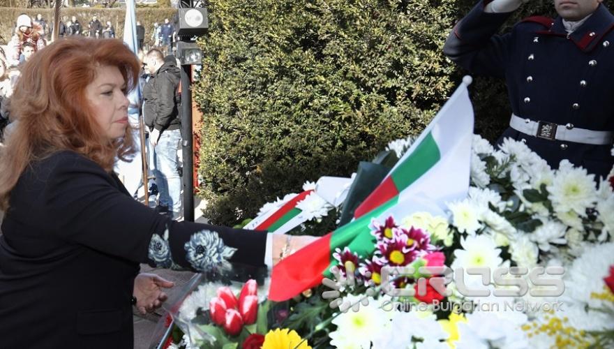 Вицепрезидентът Илияна Йотова отдаде почит пред паметника на Васил Левски в София по повод 149 години от гибелта на Апостола на свободата