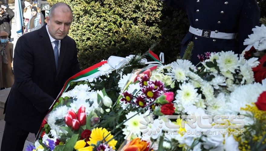 Президентът Румен Радев отдаде почит пред паметника на Васил Левски в София по повод 149 години от гибелта на Апостола на свободата