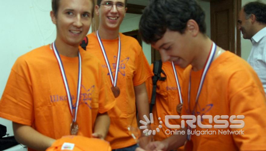 Днес,26 август,в МОМН проф. Сергей Игнатов - министър на образованието, младежта и науката, награди участниците и техните ръководители от международните олимпиади по информатика, биология, физика и химия. 