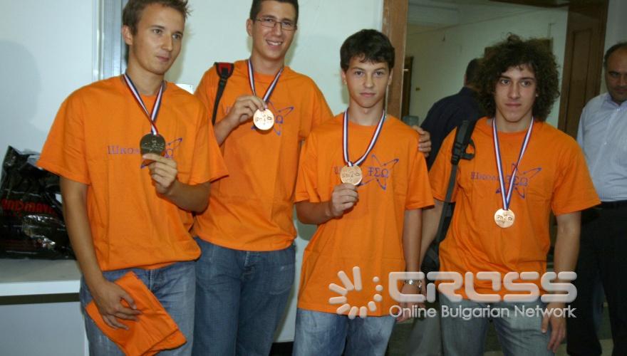 Днес,26 август,в МОМН проф. Сергей Игнатов - министър на образованието, младежта и науката, награди участниците и техните ръководители от международните олимпиади по информатика, биология, физика и химия. 