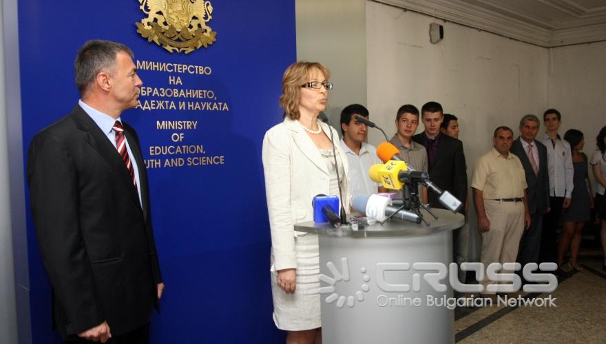 Днес,26 август,в МОМН проф. Сергей Игнатов - министър на образованието, младежта и науката, награди участниците и техните ръководители от международните олимпиади по информатика, биология, физика и химия. 